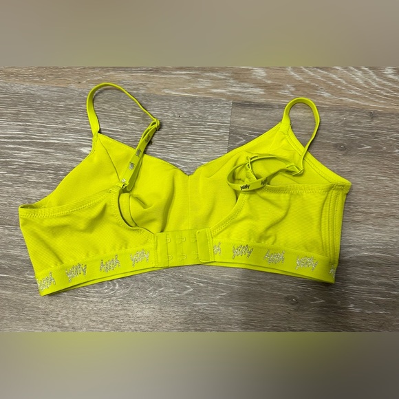 Fabletics yitty spotlight Bra is a size Medium. - Picture 2 of 5